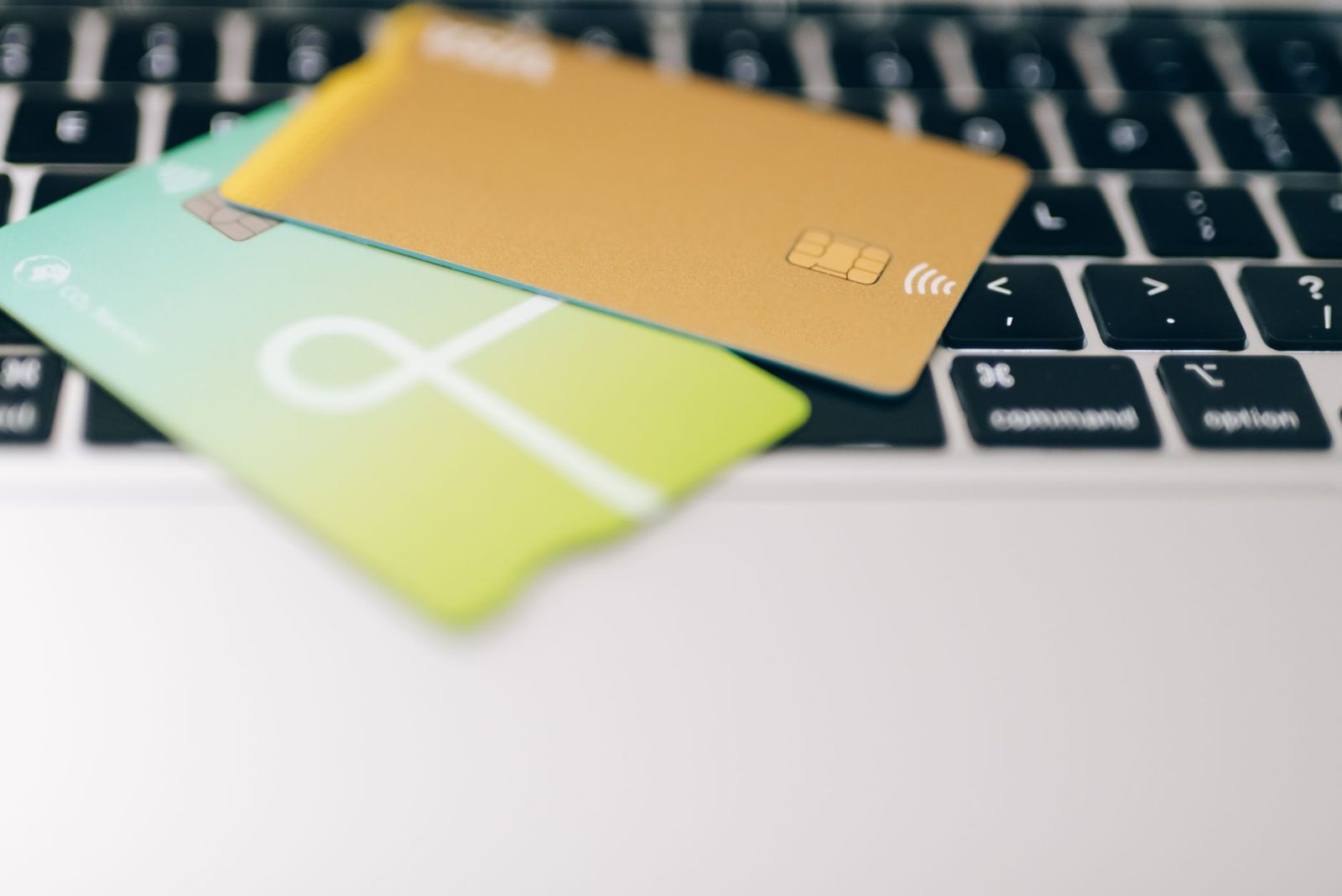 Compte professionnel en ligne : frais, cartes et services à comparer